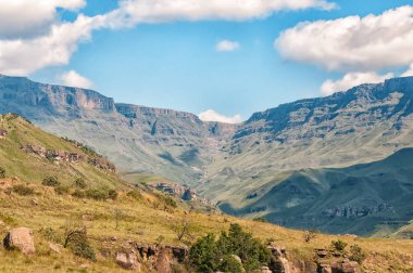 Himeville, Kwazulu-Natal eyaletinde yakınındaki Sani Pass sınır yazıya yolda manzara. Saç tokası vurgun Sani Pass arka tarafta görünür