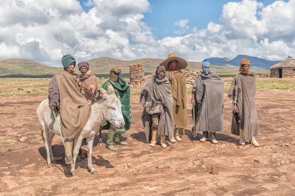 黑山通行证 莱索托 2018年3月24日 不明的 Basotho 人在传统衣裳在 Mamokae 驴子是可见的 — 图库照片