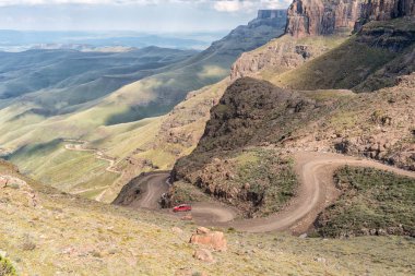 Sani Pass, Güney Afrika - 24 Mart 2018: saç tokası virajlı Sani Sani Mountain Lodge görüldüğü gibi geçişi. Dört tekerli araç geçişte görünür