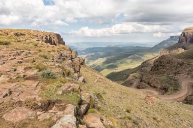 Sani Top, Lesoto - 24 Mart 2018: Tanımlanamayan turist Drakensberg eğimli yüzey Sani Mountain Lodge, kenarında. Sani geçişte görünür bir araçtır