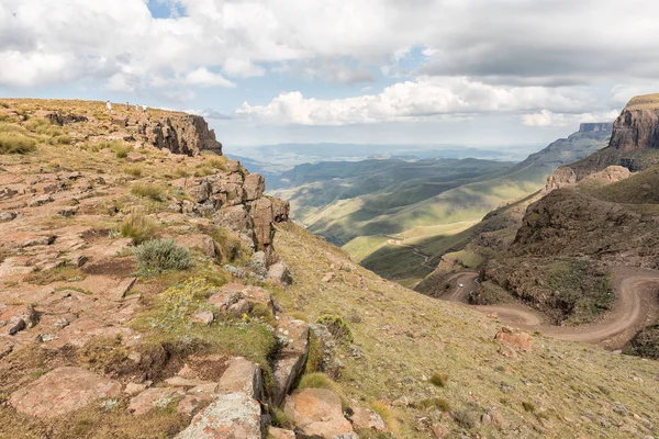 Sani Top, Lesoto - 24 Mart 2018: Tanımlanamayan turist Drakensberg eğimli yüzey Sani Mountain Lodge, kenarında. Sani geçişte görünür bir araçtır