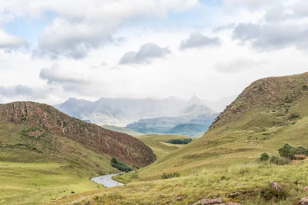 Yol-P317 Underberg yakınındaki Drakensberg kalede Bahçe için peyzaj. Rhino tepe (3056m) arka ve ön Umzimkulu nehir görünür