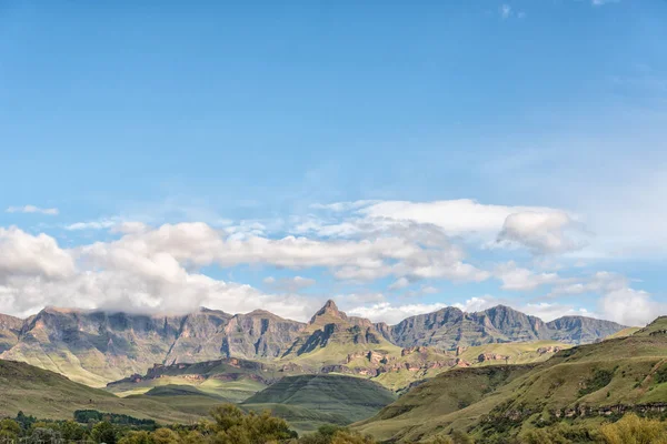 Underberg Yakınındaki Bir Bahçe Şatoda Drakensberg Rhino Tepe Deniz Seviyesinden — Stok fotoğraf