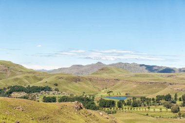 Underberg, Güney Afrika - 25 Mart 2018: The Drakensberg bahçeleri Resort yakınındaki Kwazulu-Natal'deki/Drakensberg Underberg. Chalets ve bir baraj görünür