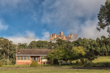 Bahçe Castle, Güney Afrika - 26 Mart 2018: Resepsiyon ofiste Drakensberg yakınındaki Underberg kalede Bahçe. Castle rock sis arkasından görünür