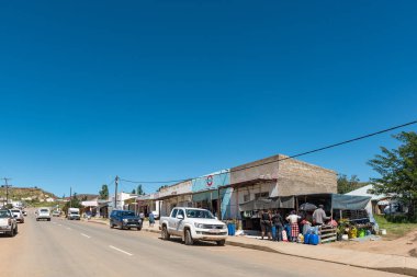 İşletmeler, araç ve Mount Fletcher içinde Eastern Cape Province insanlarda ile Mount Fletcher, Güney Afrika - 26 Mart 2018: bir sokak sahne