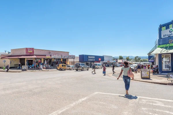 Matatiele, Güney Afrika - 26 Mart 2018: bir sokak sahne işletmeler, insanlar ve araçlarda Matatiele, Eastern Cape Province