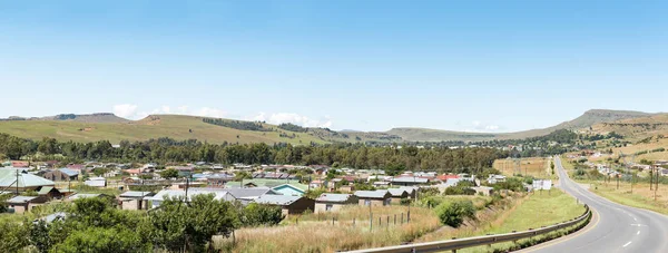 Matatiele 南アフリカ 2018 Matatiele 東ケープ州でのパノラマ ビュー 住宅と R65 の道が表示されます — ストック写真