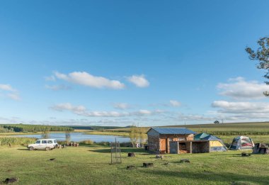 Maclear, Güney Afrika - 26 Mart 2018: Tortoni yakınındaki Maclear içinde Eastern Cape Province, barajda kamp alanı. Abdest İmkanları, bir araç ve çadır görülebilir