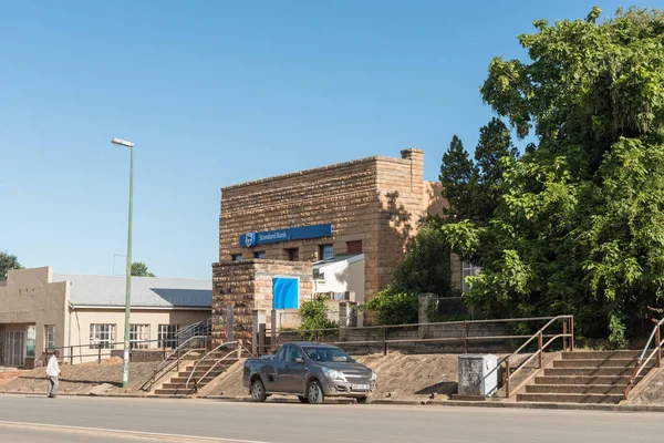 Maclear, Güney Afrika - 26 Mart 2018: bir sokak sahne tarihi bir banka Maclear içinde Eastern Cape Province içinde bina ile. Bir araç ve bir kişi tarafından görülebilir