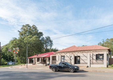 Bayan Grey, Güney Afrika - 29 Mart 2018: bir sokak sahne, Belediye işyeri, kasaplık, yel değirmeni ve araca Lady Grey içinde Eastern Cape Province