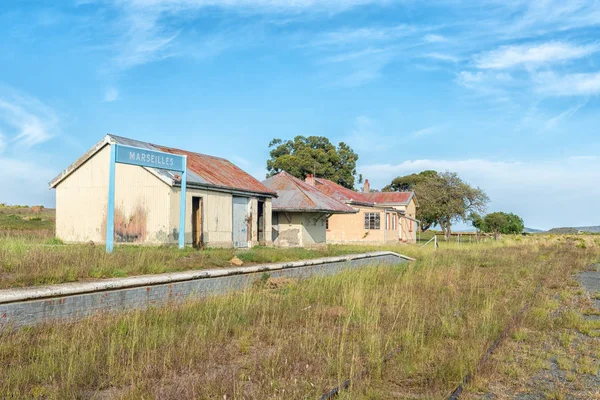 使われなくなった鉄道の駅が Grey 女性東ケープ州のマルセーユの 本の指の撮影マルセイユに改称 Grey 南アフリカ 2018 — ストック写真