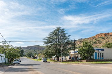 Bayan Grey, Güney Afrika - 29 Mart 2018: bir sokak sahne, bir banka binası, insanlar ve araçlar, Bayan Grey, Eastern Cape Province