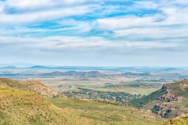 Bayan Grey, Eastern Cape Province tarihi Jouberts geçidinde manzara. Bayan Grey aşağıda aşağı görünür