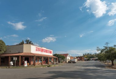 Dewetsdorp, Güney Afrika - 1 Nisan 2018: bir sokak sahne, işletmeler ve araçlarda Dewetsdorp serbest bölge içinde