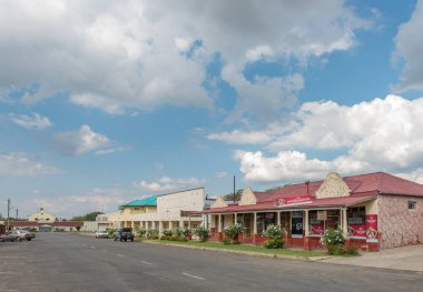 Dewetsdorp, Güney Afrika - 1 Nisan 2018: bir sokak sahne, işletmeler ve araçlarda Dewetsdorp serbest bölge içinde