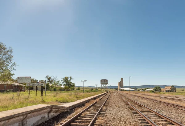 マルセイユ 南アフリカ 2018 マルセイユ 自由州にある村の鉄道駅 穀物サイロが表示されます — ストック写真
