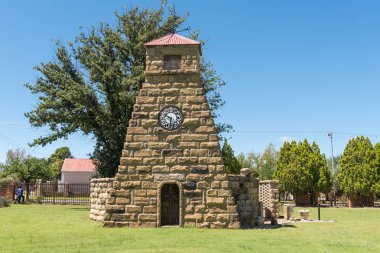 Clocolan, Güney Afrika - 12 Mart 2018: bir kumtaşı anıt duvar Hollanda Reform Kilisesi Kazısı Lesotho ile sınırı yakınlarında doğu serbest semt bölge Clocolan