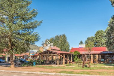 Clarens, Güney Afrika - 12 Mart 2018: bir sokak sahne Clarens ücretsiz devlet Province, Güney Afrika için bir alışveriş merkezi ile