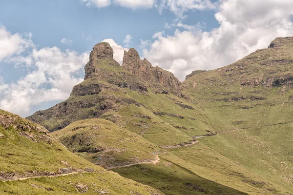 Sentinel Trail Drakensberg Tugela Falls'ta için geçmiş üç cadı ve zig-zags nöbetçi yamaçları yukarı tırmanıyor