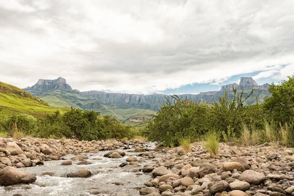 Arkadaki Kwazulu-Natal'deki/Drakensberg amfi ile Tugela nehir