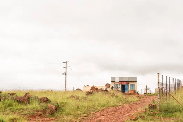 クワズール ナタール州ドラケンスバーグ P288 道路の横にある Mkukwini 近くのスーパーで Zwelisha 南アフリカ 2018 身元不明者 — ストック写真