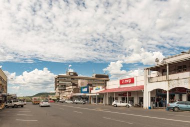 Dundee, Güney Afrika - 21 Mart 2018: bir sokak sahne işletmeler ve araçlar Dundee Kwazulu-Natal eyaletinde ile