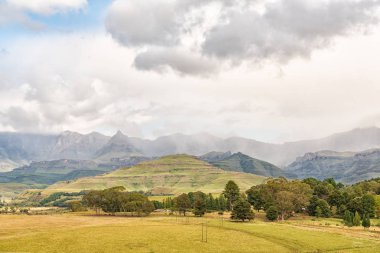 Underberg yakınındaki bir bahçe şatoda Drakensberg. Rhino tepe (deniz seviyesinden 3056m) solunda görünür