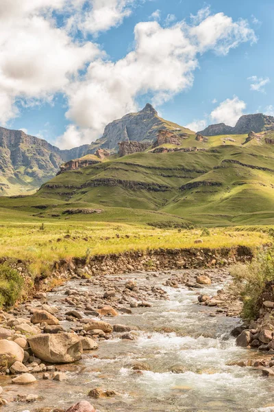 Bahçe Underberg yakınındaki Drakensberg kalede. Rhino tepe (3056m) arka ve ön Mlambonja nehir görünür.