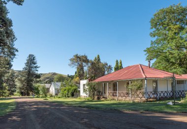 Rhodes, Güney Afrika - 27 Mart 2018: bir sokak sahne, Rodos, Eastern Cape Province tarihi evleriyle