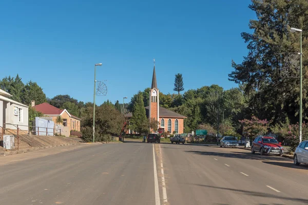 Hollanda Reform Kilisesi ve Maclear içinde Eastern Cape Province araçlarda ile Maclear, Güney Afrika - 26 Mart 2018: Street manzara