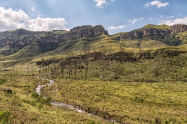 Injisuthi içinde Kwazulu-Natal'deki/Drakensberg kamp yerinde görünümden. Dağ tatilinde Van Heiningen Pass olduğunu