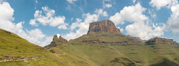 Μονοπάτι Sentinel Πέφτει Tugela Για Την Αναρρίχηση Drakensberg Παρελθόν Του — Φωτογραφία Αρχείου