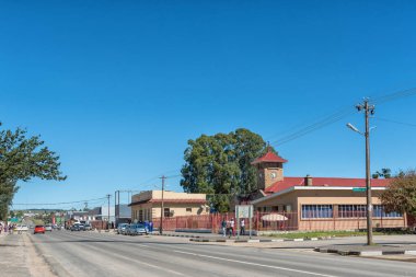 Elliot, Güney Afrika - 28 Mart 2018: bir sokak sahne, Belediye Binası, işletmeler, araç ve Elliot, Eastern Cape Province, kişi ile