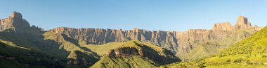 Kwazulu-Natal'deki/Drakensberg amfi bir görüntü. Nöbetçi çok üzerinde haklı. Tugela Falls görünür