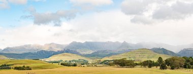 Underberg yakınındaki bir bahçe şatoda Drakensberg panoramik manzaralı. Rhino tepe (deniz seviyesinden 3056m) bir üçüncü sağdan görünür
