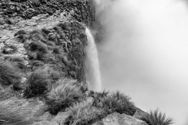 Tugela Falls, ikinci tek renkli görünümü dünyanın en yüksek Şelalesi. Tugela Nehri 948 m Drakensberg amfi üstünden beş adımda almıştı