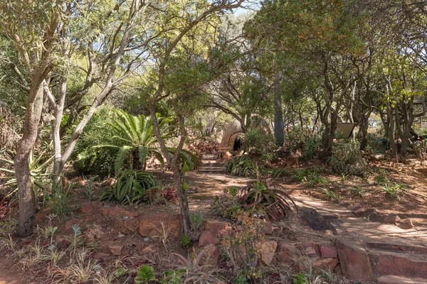 南非比勒陀利亚 2018年7月31日 在比勒陀利亚纪念碑山开拓者纪念碑上的森林里 路过一个复制品 祖鲁族小屋的踪迹 — 图库照片