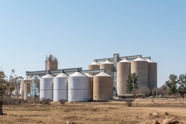 Vredefort, Güney Afrika, 2 Ağustos 2018: Tahıl siloları Vredefort serbest devlet il il içinde