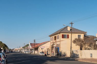 Brandfort, Güney Afrika, 2 Ağustos 2018: bir sokak sahne, işletmeler, araç ve insanlarda Brandfort gün batımında serbest devlet ili ili ile
