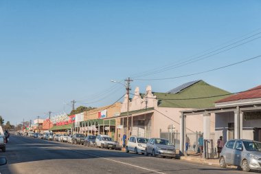 Brandfort, Güney Afrika, 2 Ağustos 2018: bir sokak sahne, işletmeler, araç ve insanlarda Brandfort gün batımında serbest devlet ili ili ile