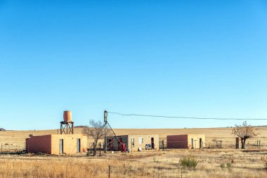 Bloemfontein, Güney Afrika, 6 Ağustos 2018: çiftlik işçi evleri Bloemfontein içinde serbest bölge yakınlarında bir çiftlikte
