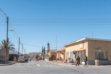 Petrusville, Güney Afrika, 6 Ağustos 2018: bir sokak sahne işletmeler, insanlar ve araçlar, Petrusville, Northern Cape Eyaleti ile. Hollanda Reform Kilisesi görülür