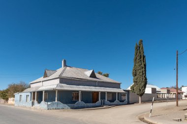 Petrusville, Güney Afrika, 6 Ağustos 2018: bir sokak sahne ile eski evleri ve bir araca Petrusville içinde Northern Cape Eyaleti