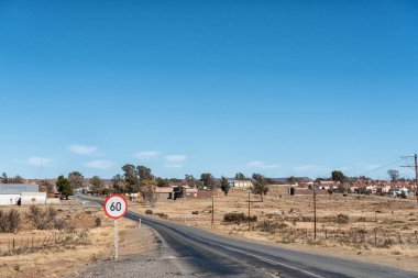 Phillipstown, Güney Afrika, 6 Ağustos 2018: Phillipstown içinde Northern Cape Province görünümünü. Bir yol işaret, işletmeler ve bir rüzgar çiftliği tarafından görülebilir