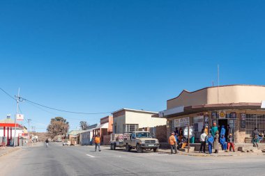 Phillipstown, Güney Afrika, 6 Ağustos 2018: bir sokak sahne, işletmeler, insanlar ve araçlar, Phillipstown, Northern Cape Eyaleti