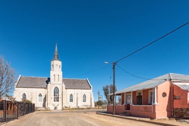 Phillipstown, Güney Afrika, 6 Ağustos 2018: Bir sokak sahne, Hollanda ile kilise ve tarihi evleri, Phillipstown, Northern Cape Eyaleti Islah