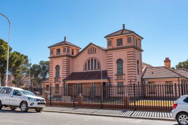 De Aar, Güney Afrika Cumhuriyeti, 6 Ağustos 2018: De Aar, Northern Cape Eyaleti Belediye Binası. Araçlar tarafından görülebilir