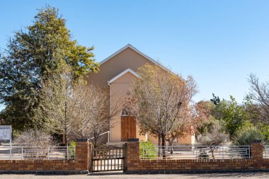 De Aar, Güney Afrika Cumhuriyeti, 6 Ağustos 2018: bir sokak sahne, Hollanda Reform Anne Kilisesi koridorda, De Aar, Northern Cape Eyaleti ile