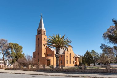 De Aar, Northern Cape Province içinde Reform Kilisesi ile de Aar, Güney Afrika Cumhuriyeti, 6 Ağustos 2018: bir sokak sahne